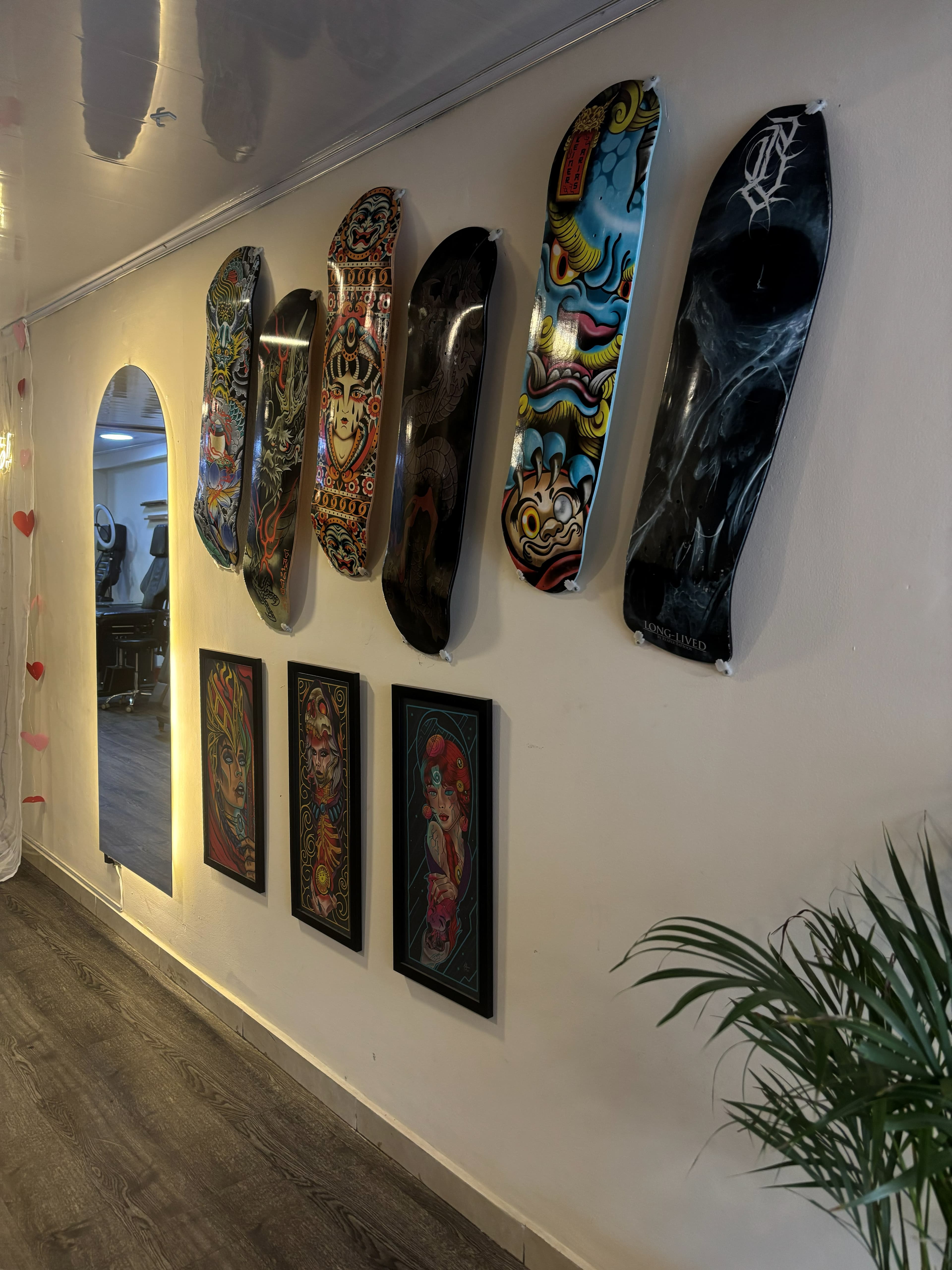 Pasillo con tablas de skate pintadas y láminas enmarcadas